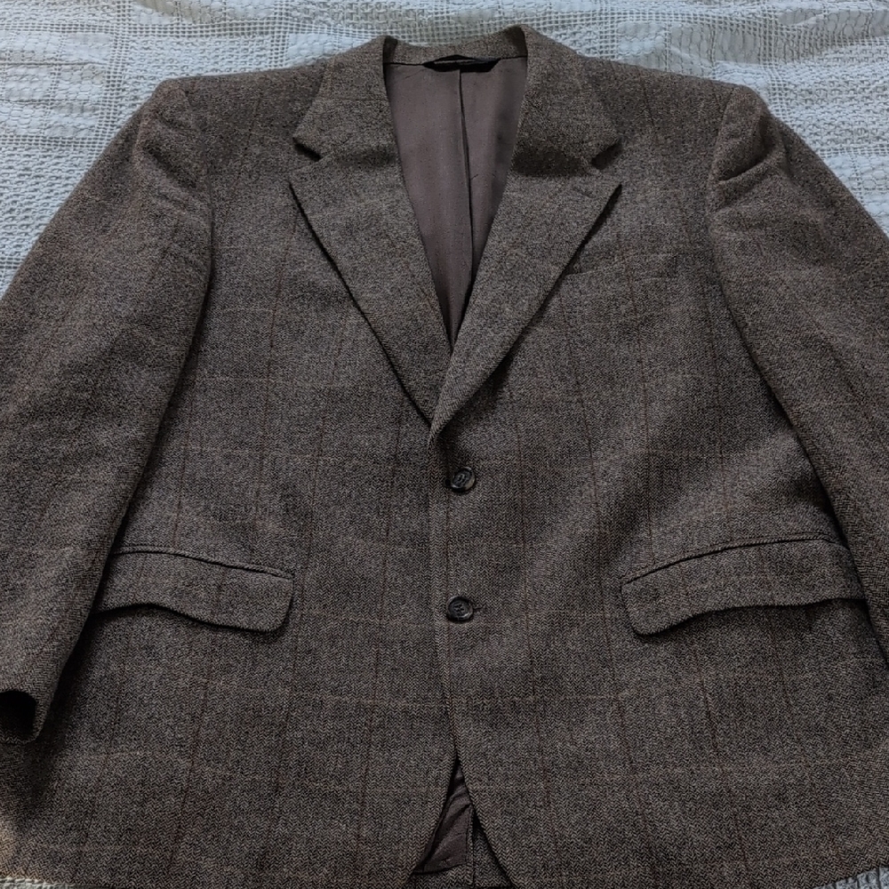Brown Camel Hair Sport Coat with Notched Lapels and Textured Fabric